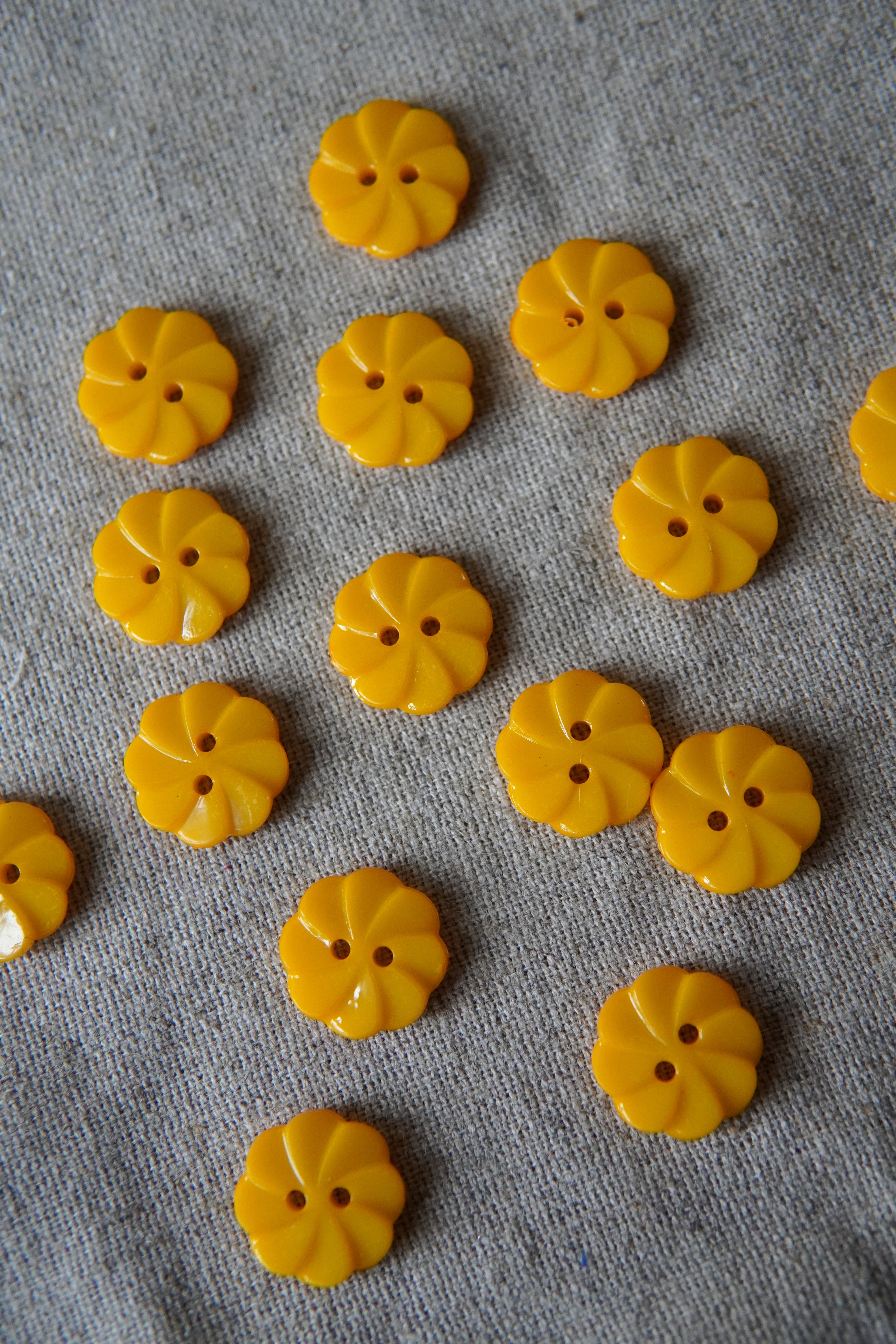 Yellow Swirling Daisy Button – fabelknitwear