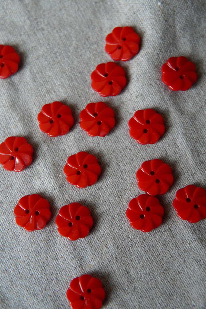 Red Swirling Daisy Button – fabelknitwear